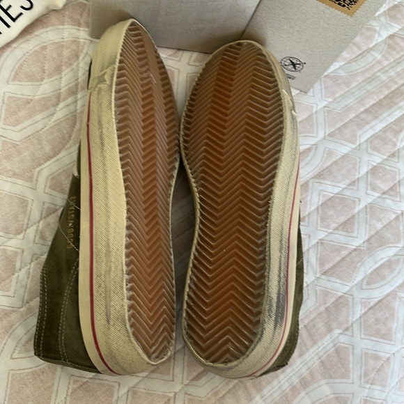 Golden Goose Unisex V Star Suede Sneakers - Picture 8 of 11